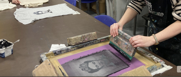 An image of Frida Kahlo being screen printed onto t-shirts