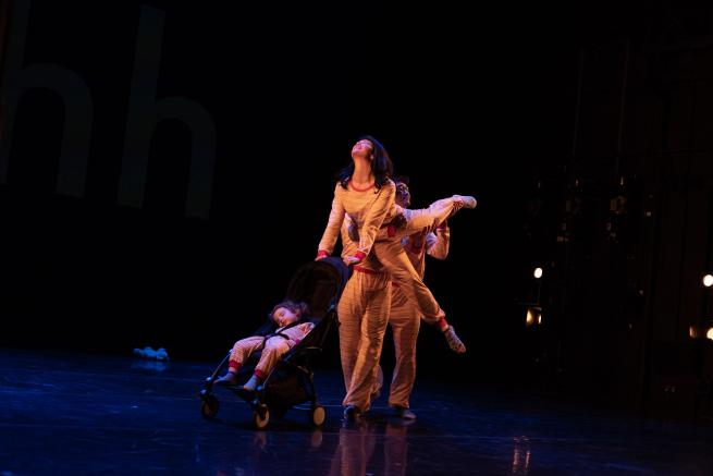 Hannah Ballou performs Shhh with her sleeping daughter on stage.