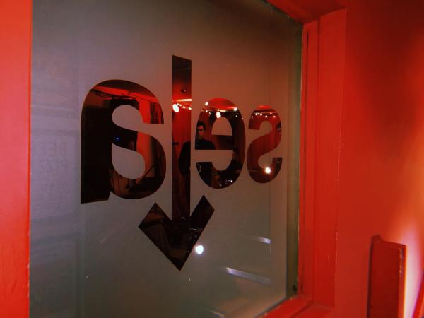 Sela entry window.
