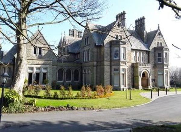 A photo of the victorian house in which the rooms are located