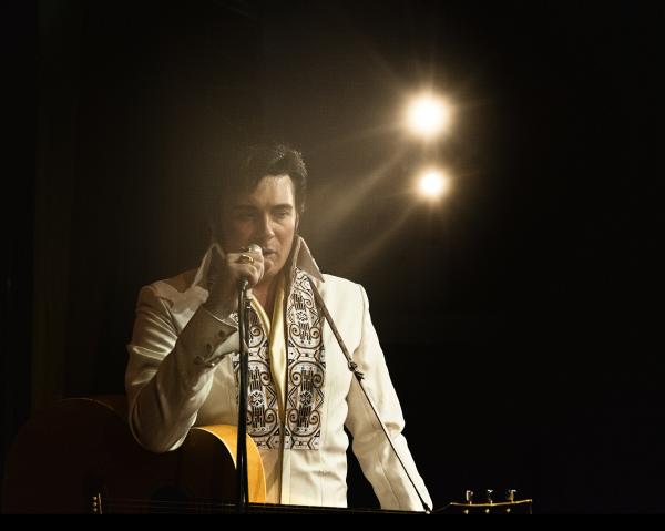 Mark Summers as Elvis