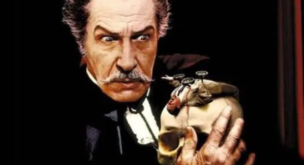 Vincent Price in Theatre of Blood still holding onto a skull 