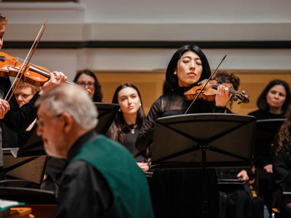 Orchestra leader Asuka Sumi with Directore Peter Holman at the harpsichord.