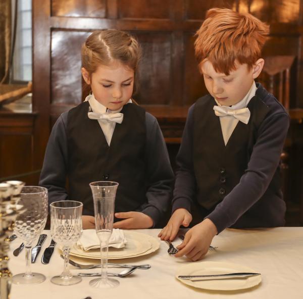 children setting the table