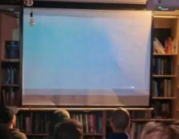 Projector screen at a Festival de Tinnes screening 