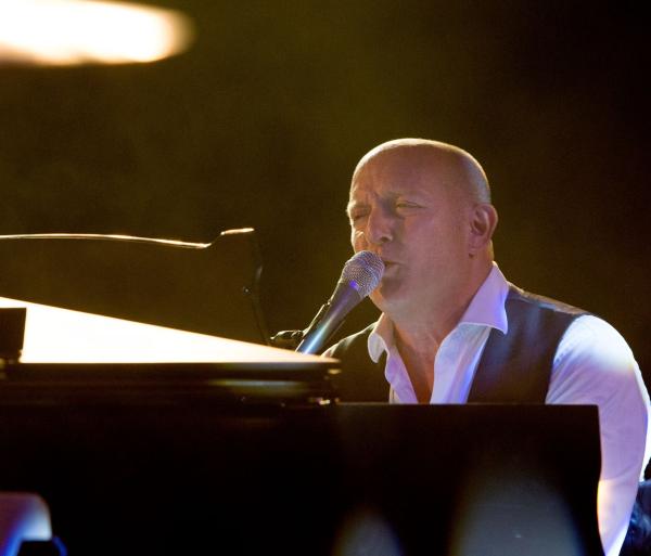 Jeremy Sassoon playing piano and singing