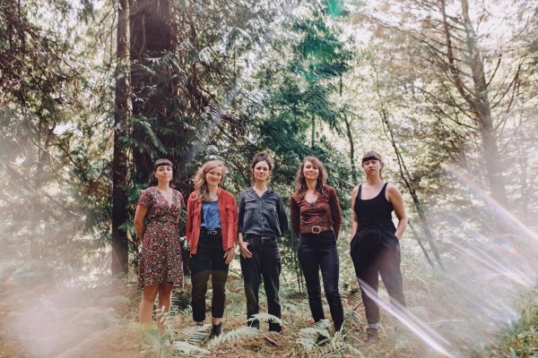 Hedera is a five-piece folk ensemble, as at home in the woods, as in a concert venue or community centre.
