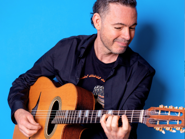 Press shot of Robin Nolan playing his guitar.