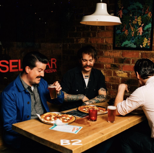 3 FRIENDS ENJOY A PIZZA