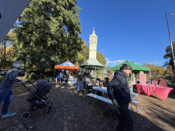 Image of market at Oakwood clock 