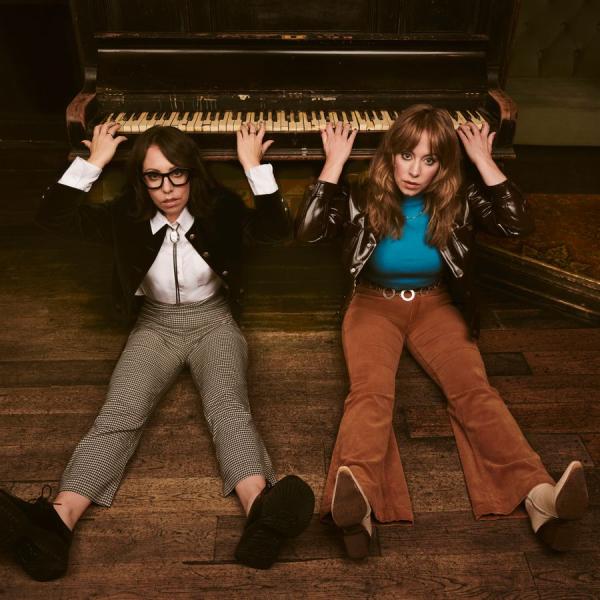 Flo & Joan and a piano 