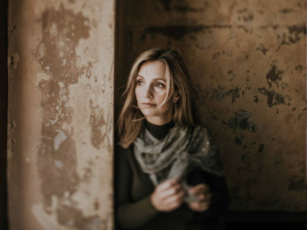 Cara Dillon press shot.