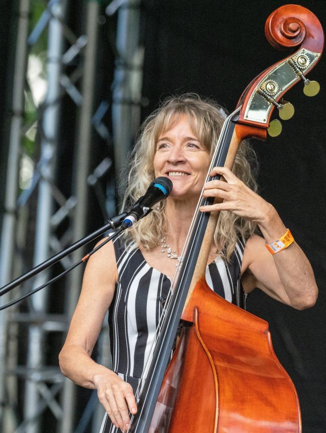 Nicola Farnon playing double bass