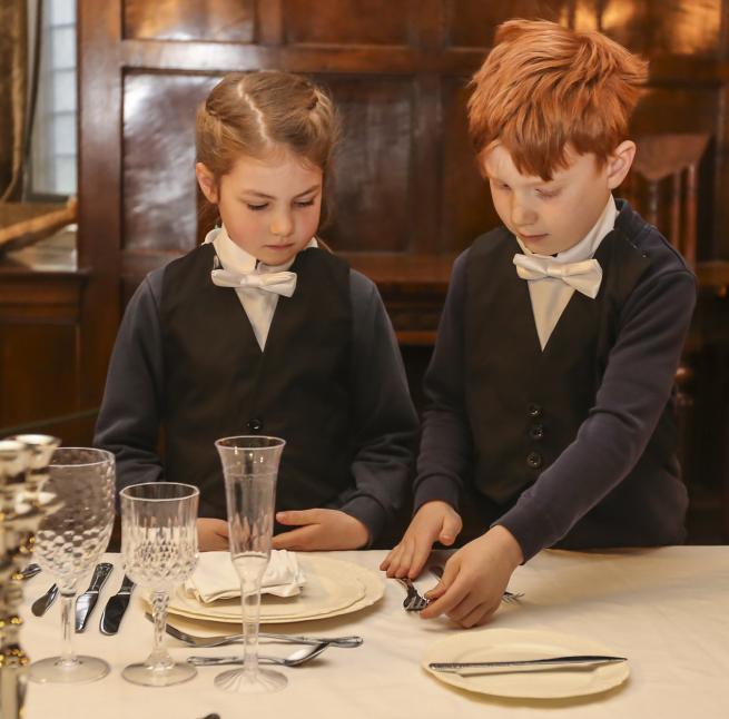 children setting the table