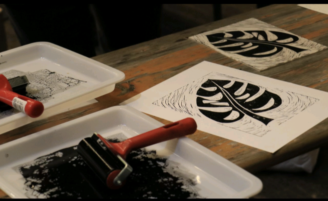 Image of a monstera leaf lino print with an ink tray 