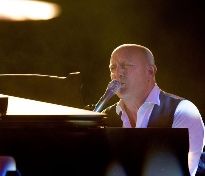 Jeremy Sassoon playing piano and singing