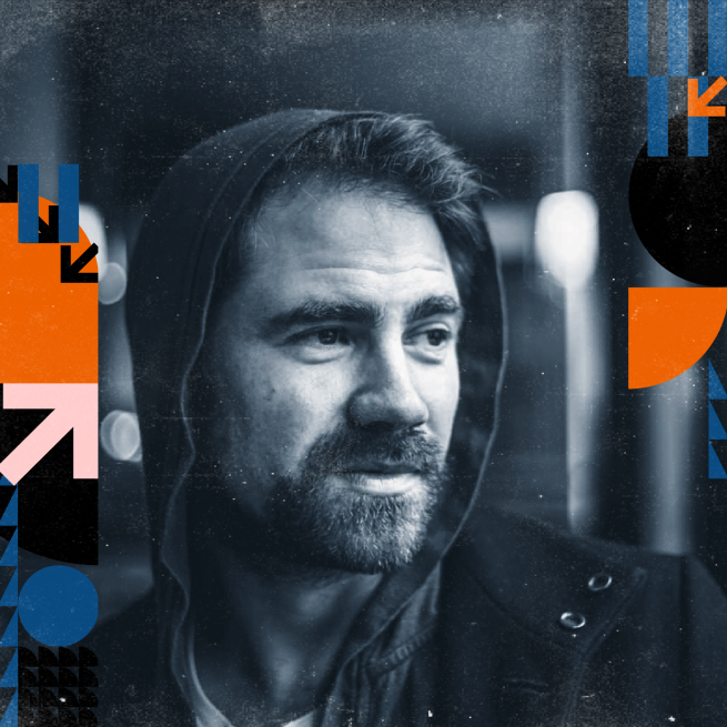 Kit Downes on a blurred background.