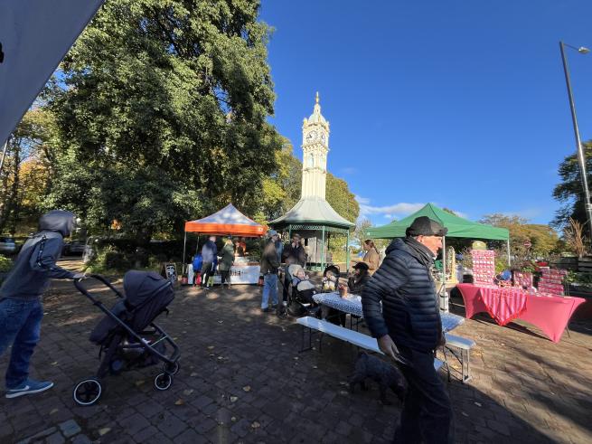 Image of market at Oakwood clock 