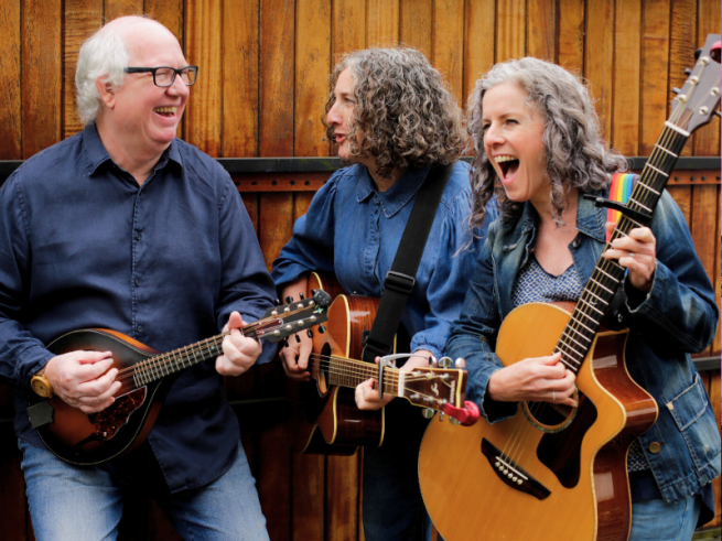 Clive Gregson & the hayes sisters press shot.