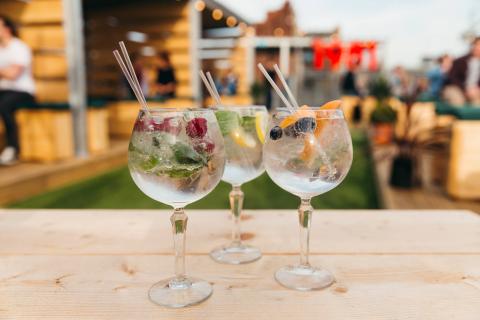 Headrow House is a destination in itself! Boasting the high quality restaurant the Ox Club, a beer hall with brews from around the globe and a live music venue. That’s all before you make your way up to Redondo Beach & Roof Terrace

Level 2 is home to Redondo Beach, our very own cocktail bar that serves a wide range of original and traditional cocktails, as well as a variety of bottled beers and Pilsner Urquell. Open from 5pm ítil late, Wednesday ñ Saturday with DJís every Saturday night.

Redondo…