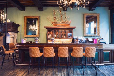 Comprising 147 sophisticated rooms and suites, this Leeds accommodation offers the desirable combination of a city centre location and historical character. All rooms and suites include premium amenities such as free high-speed, wireless Internet, a mini bar, a flat-screen television, air conditioning, and tea and coffee-making facilities. Accessible, interconnecting and family rooms are available as well.Welcome to a brand new concept right on your doorstep. Fire Lake Grill House and Cocktail Bar boasts a…